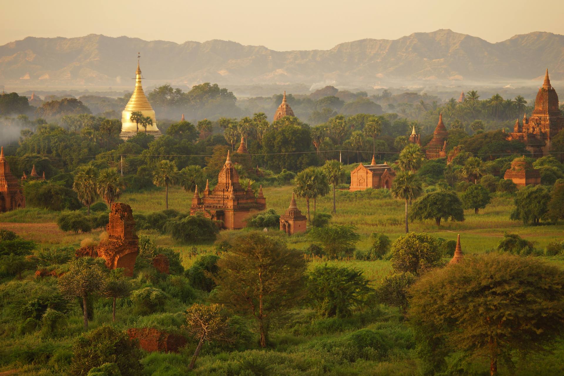 Sonnenaufgang auf der Shwesandaw Pagode (erbaut 1057 n Chr.)